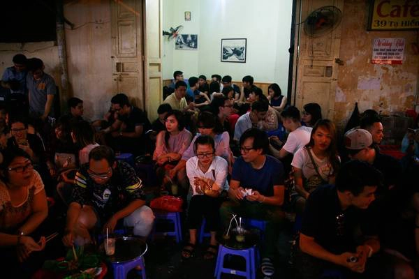  Vào các buổi tối cuối tuần, kiếm được một chỗ trống để kê ghế ngồi là rất khó đối với khách hàng thích uống cà phê .