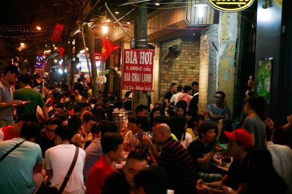 Đầu hè 2016, các hàng bia hơi vỉa hè đã kín chỗ ngồi.