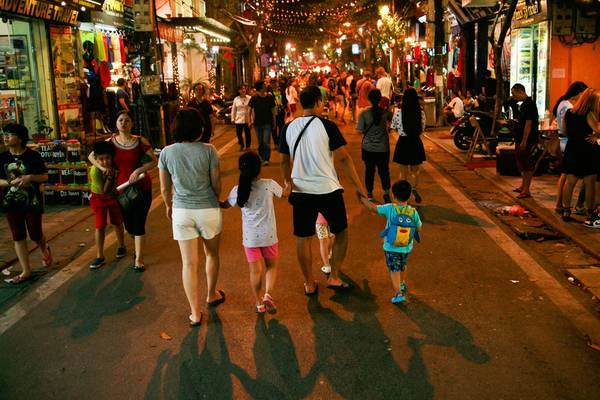Từ tháng 10/2014, phố cổ Hà Nội có 6 tuyến đi bộ gồm Hàng Buồm - Mã Mây - Hàng Giầy - Lương Ngọc Quyến - Tạ Hiện - Đào Duy Từ.