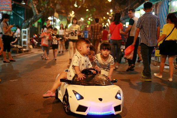 Riêng Tạ Hiện (được gọi là ngã tư quốc tế) là nơi tập trung đông người, đặc biệt là khách nước ngoài với nhiều loại hình dịch vụ ăn uống, giải trí.
