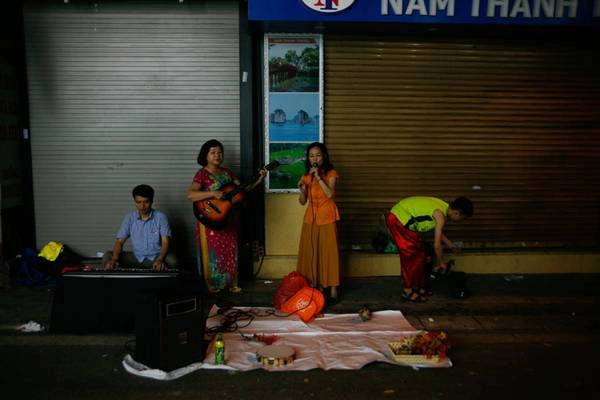 Ở một góc khác, một nhóm nghệ sĩ tự do hát nhạc Bolero, thu hút những vị khách lớn tuổi.
