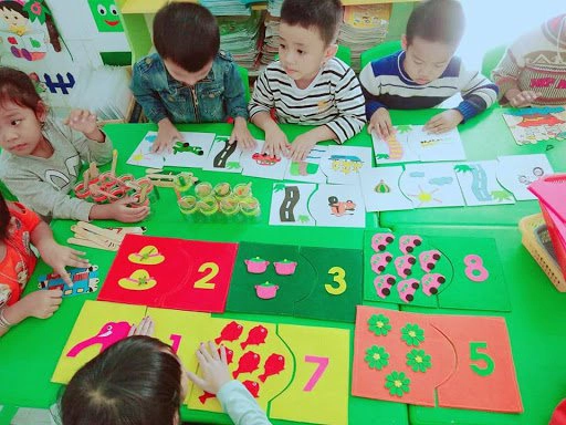 Trẻ thường chơi chung đồ chơi hoặc bỏ đồ vào miệng làm tăng nguy cơ lây bệnh
