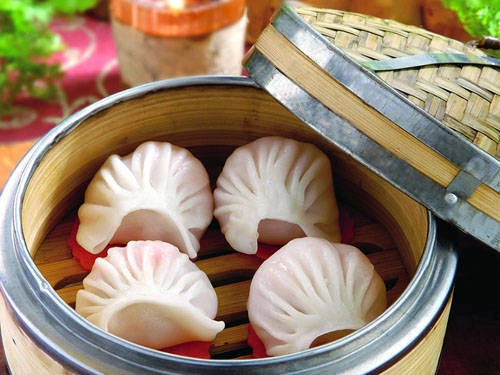 Dim sum theo tiếng Trung Quốc có nghĩa là trung tâm của trái tim. Đây là món ăn nổi tiếng của ẩm thực Trung Hoa có hình dạng như những chiếc bánh nhỏ, đa dạng chủng loại về hình dáng, mùi vị, màu sắc, mỗi miếng bánh vừa xinh trong miệng. Ảnh: qraved. Dim sum theo tiếng Trung Quốc có nghĩa là trung tâm của trái tim. Đây là món ăn nổi tiếng của ẩm thực Trung Hoa có hình dạng như những chiếc bánh nhỏ, đa dạng chủng loại về hình dáng, mùi vị, màu sắc, mỗi miếng bánh vừa xinh trong miệng. Ảnh: qraved.