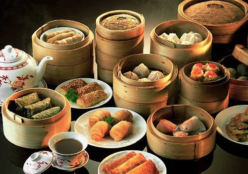 Dimsum có liên quan đến truyền thống Yum Cha, có nghĩa là uống trà và ăn những miếng bánh nhỏ (bánh bao tôm, gạo nếp, bánh bao thịt heo hấp, bánh bao sữa trứng, chả giò...). Truyền thống Yum Cha bắt nguồn từ nhu cầu của những du khách trên con đường tơ lụa xưa, người cần nơi nghỉ ngơi sau chặng đường dài di chuyển. Họ mở các quán trà ven đường phục vụ thêm nhiều món điểm tâm nhẹ. Ảnh: berniesbites. Dimsum có liên quan đến truyền thống Yum Cha, có nghĩa là uống trà và ăn những miếng bánh nhỏ (bánh bao tôm, gạo nếp, bánh bao thịt heo hấp, bánh bao sữa trứng, chả giò...). Truyền thống Yum Cha bắt nguồn từ nhu cầu của những du khách trên con đường tơ lụa xưa, người cần nơi nghỉ ngơi sau chặng đường dài di chuyển. Họ mở các quán trà ven đường phục vụ thêm nhiều món điểm tâm nhẹ. Ảnh: berniesbites.