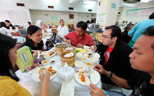 Nghệ thuật dim sum độc đáo có nguồn gốc từ Quảng Đông, miền nam Trung Quốc, nơi biến truyền thống Yum Cha thành một bữa ăn chính. Đối với nhiều người ở miền Nam Trung Quốc, Yum Cha là dịp để tụ họp gia đình cuối tuần. Các nhà hàng dim sum truyền thống thường phục vụ dim sum vào buổi chiều. Tuy nhiên các nhà hàng hiện đại phục vụ thực khách cả buổi tối. Thậm chí, dim sum còn được bán như món ăn vặt cầm tay tiện lợi cho học sinh và người đi làm bận rộn. Ảnh: CNN. Nghệ thuật dim sum độc đáo có nguồn gốc từ Quảng Đông, miền nam Trung Quốc, nơi biến truyền thống Yum Cha thành một bữa ăn chính. Đối với nhiều người ở miền Nam Trung Quốc, Yum Cha là dịp để tụ họp gia đình cuối tuần. Các nhà hàng dim sum truyền thống thường phục vụ dim sum vào buổi chiều. Tuy nhiên các nhà hàng hiện đại phục vụ thực khách cả buổi tối. Thậm chí, dim sum còn được bán như món ăn vặt cầm tay tiện lợi cho học sinh và người đi làm bận rộn. Ảnh: CNN.