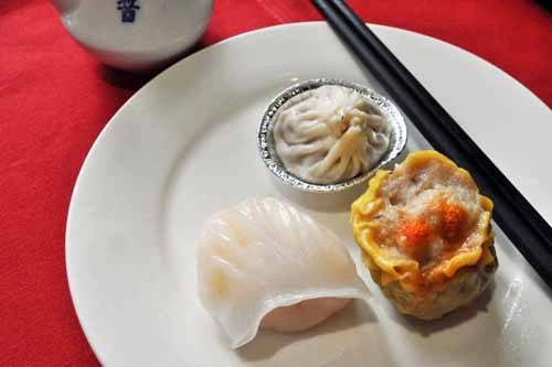 Har Gow (bánh bao tôm) và Shao Mai (bánh bao nhỏ với nhân thịt lợn, tôm hoặc cả hai) là hai dimsum truyền thống nhất. Trải nghiệm với Yum Cha sẽ không hoàn hảo nếu bạn không nếm thử hai loại dimsum tiêu chuẩn này. Ảnh: pbs. Har Gow (bánh bao tôm) và Shao Mai (bánh bao nhỏ với nhân thịt lợn, tôm hoặc cả hai) là hai dimsum truyền thống nhất. Trải nghiệm với Yum Cha sẽ không hoàn hảo nếu bạn không nếm thử hai loại dimsum tiêu chuẩn này. Ảnh: pbs.