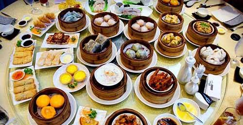 Một mình dim sum cũng có thể là một bữa ăn no đầy đủ với nhân tôm, thịt và các loại rau, món tráng miệng ngọt. Một mình dim sum cũng có thể là một bữa ăn no đầy đủ với nhân tôm, thịt và các loại rau, món tráng miệng ngọt.