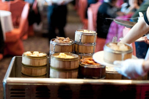 Cách phục vụ dim sum cũng là điều đặc biệt khiến thực khách cảm thấy thích thú. Người phục vụ dim sum thường đẩy các xe có sẵn những xửng hấp dimsum chín, thực khách chỉ việc chọn loại mình muốn hoặc tự mình đến các xe dim sum để chọn. Ảnh: dembowski. Cách phục vụ dim sum cũng là điều đặc biệt khiến thực khách cảm thấy thích thú. Người phục vụ dim sum thường đẩy các xe có sẵn những xửng hấp dimsum chín, thực khách chỉ việc chọn loại mình muốn hoặc tự mình đến các xe dim sum để chọn. Ảnh: dembowski.