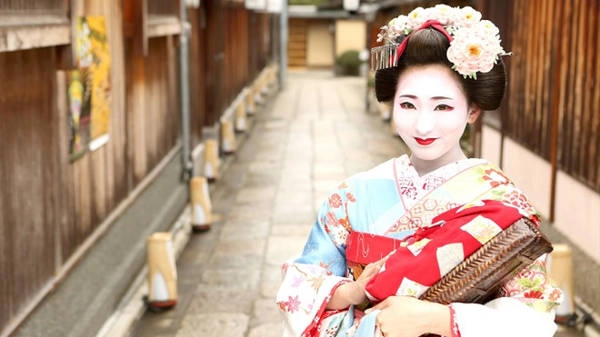 Một maiko duyên dáng ở Kyoto. Ảnh: Ikidane-nippon. Một maiko duyên dáng ở Kyoto. Ảnh: Ikidane-nippon.