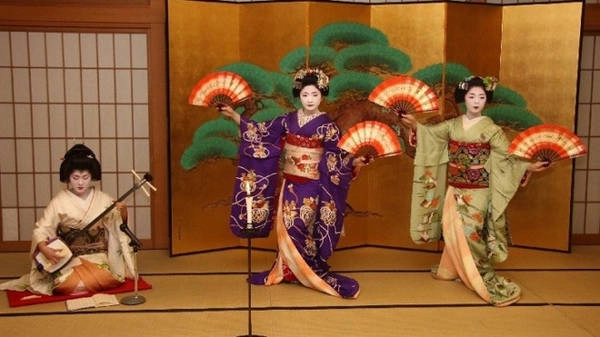 Một màn biểu diễn ở trà quán. Ảnh: Ikidane-nippon. Một màn biểu diễn ở trà quán. Ảnh: Ikidane-nippon.