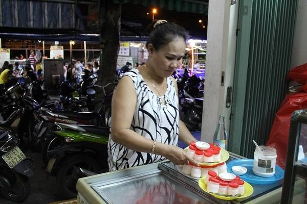 Sữa chua ăn kèm với muối là sự kết hợp chỉ Đà Nẵng mới có, khiến nhiều du khách đến đây tò mò tìm ăn thử. Sữa chua ăn kèm với muối là sự kết hợp chỉ Đà Nẵng mới có, khiến nhiều du khách đến đây tò mò tìm ăn thử.