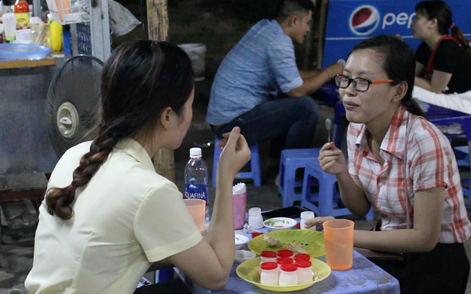Sữa chua muối được bán cả ngày, được làm sẵn chia nhiều hũ, trữ đông lạnh. Sữa chua muối được bán cả ngày, được làm sẵn chia nhiều hũ, trữ đông lạnh.