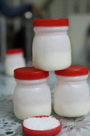 Cách làm sữa chua đơn giản, nguyên liệu bao gồm sữa đặc, hũ sữa chua mồi, nước sôi… sau đó hòa tất cả lại với nhau theo tỷ lệ phù hợp và đem bỏ vào từng hũ, tiếp theo ủ lên men trong vòng 6-12 tiếng, khi nào đủ độ chua thì cất vào ngăn đông của tủ lạnh. Sữa chua ngon là có đủ độ chua và ngọt, mịn, không bị cứng, khi ăn tạo cảm giác mát. Cách làm sữa chua đơn giản, nguyên liệu bao gồm sữa đặc, hũ sữa chua mồi, nước sôi… sau đó hòa tất cả lại với nhau theo tỷ lệ phù hợp và đem bỏ vào từng hũ, tiếp theo ủ lên men trong vòng 6-12 tiếng, khi nào đủ độ chua thì cất vào ngăn đông của tủ lạnh. Sữa chua ngon là có đủ độ chua và ngọt, mịn, không bị cứng, khi ăn tạo cảm giác mát.