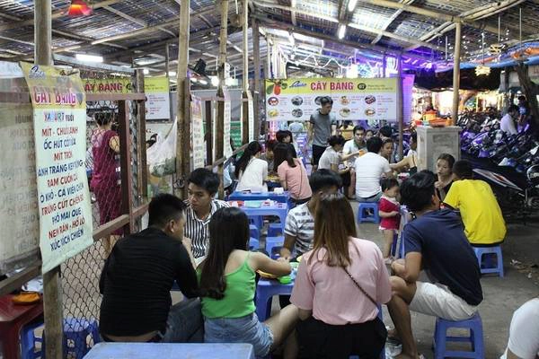 "Làng sữa chua muối" ở gần cầu Trần Thị Lý là địa chỉ nổi tiếng mà du khách sẽ được người bản địa giới thiệu khi muốn ăn món này. Từ đầu đường Phan Huy Chú kéo dài đến đường Nguyễn Thiếp, phường An Hải Tây, quận Sơn Trà tuy chỉ dài khoảng 100 m có đến hơn 20 quán. "Làng sữa chua muối" ở gần cầu Trần Thị Lý là địa chỉ nổi tiếng mà du khách sẽ được người bản địa giới thiệu khi muốn ăn món này. Từ đầu đường Phan Huy Chú kéo dài đến đường Nguyễn Thiếp, phường An Hải Tây, quận Sơn Trà tuy chỉ dài khoảng 100 m có đến hơn 20 quán.