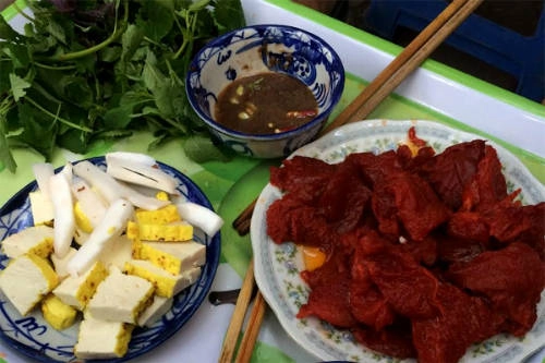 Một mâm sứa phải có cả đậu nướng, mắm tôm, dừa và lá tía tô. Ảnh: Parsley. Một mâm sứa phải có cả đậu nướng, mắm tôm, dừa và lá tía tô. Ảnh: Parsley.