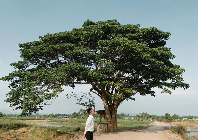   Các chàng trai có thể tôn vẻ lịch sự, thư sinh với sơ mi trắng, quần tây, như hóa thân thành Ngạn trở về quê sau nhiều năm xa cách. Ảnh: Vixcto.