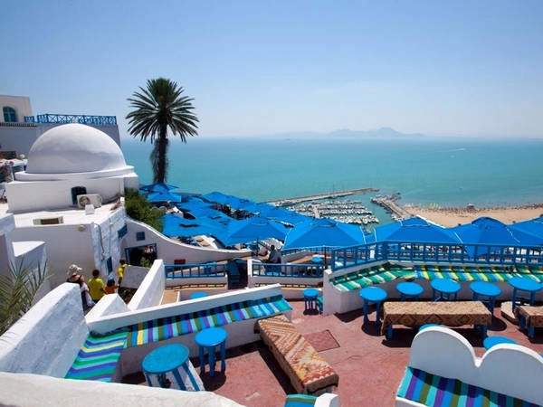 Sidi Bou Said là một thị trấn nhỏ nằm gần Tunis, Tunisia, nhìn ra vùng biển Địa Trung Hải. Bên cạnh những cảnh quan tuyệt đẹp, thị trấn được cho là nguồn cảm hứng sáng tác của rất nhiều nghệ sĩ nổi tiếng, trong đó có họa sĩ người Thụy Sĩ, Paul Klee. Ảnh: Shutterstock/Sidi Bou Said. Sidi Bou Said là một thị trấn nhỏ nằm gần Tunis, Tunisia, nhìn ra vùng biển Địa Trung Hải. Bên cạnh những cảnh quan tuyệt đẹp, thị trấn được cho là nguồn cảm hứng sáng tác của rất nhiều nghệ sĩ nổi tiếng, trong đó có họa sĩ người Thụy Sĩ, Paul Klee. Ảnh: Shutterstock/Sidi Bou Said.