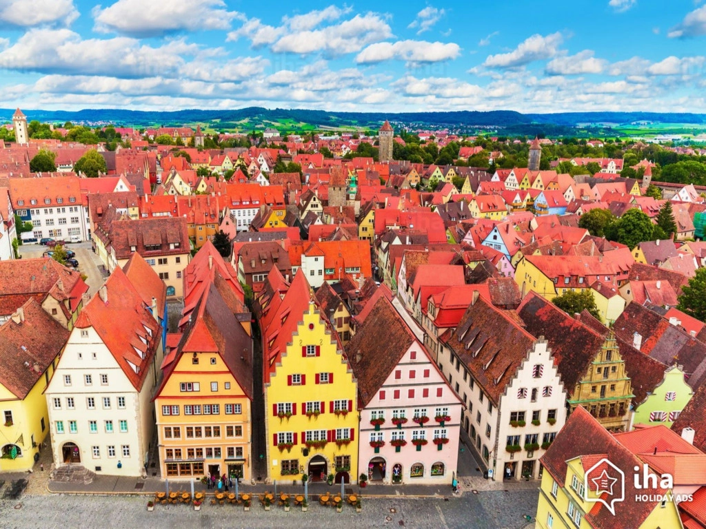 Đến thăm thị trấn Rothenburg ob der Tauber, Đức, du khách sẽ có cảm giác như được "xuyên không" trở lại thời Trung cổ, tản bộ qua các con phố, ngắm nhìn những ngôi nhà được trang trí bằng giỏ treo trên cửa sổ, thư giãn trong những khu vườn đầy màu sắc hay chiêm ngưỡng kiến trúc tuyệt đẹp của các nhà thờ cổ kính. Ảnh: Iha Holiday Ads. Đến thăm thị trấn Rothenburg ob der Tauber, Đức, du khách sẽ có cảm giác như được "xuyên không" trở lại thời Trung cổ, tản bộ qua các con phố, ngắm nhìn những ngôi nhà được trang trí bằng giỏ treo trên cửa sổ, thư giãn trong những khu vườn đầy màu sắc hay chiêm ngưỡng kiến trúc tuyệt đẹp của các nhà thờ cổ kính. Ảnh: Iha Holiday Ads.