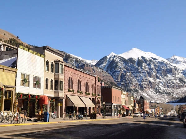 Thị trấn Telluride, Colorado (Mỹ), nổi tiếng với ngọn núi tuyết Rocky, địa điểm yêu thích của những người yêu thích trượt tuyết. Tại đây, du khách có thể đi lang thang qua các cửa hàng hay tham dự các sự kiện, lễ hội âm nhạc đặc sắc. Ảnh: Shutterstock/Lauren Orr. Thị trấn Telluride, Colorado (Mỹ), nổi tiếng với ngọn núi tuyết Rocky, địa điểm yêu thích của những người yêu thích trượt tuyết. Tại đây, du khách có thể đi lang thang qua các cửa hàng hay tham dự các sự kiện, lễ hội âm nhạc đặc sắc. Ảnh: Shutterstock/Lauren Orr.