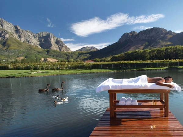 Thị trấn Franschhoek, Nam Phi, nổi tiếng với phong cảnh tuyệt đẹp, thưởng thức những loại rượu vang nổi tiếng và các nhà hàng đẳng cấp thế giới. Du khách có thể đi bộ dạo chơi trên những con đường mòn thuộc dãy núi Drakenstein và Wemmershoek hay thưởng thức các bữa ăn ngon tuyệt cùng với rượu vang Cape nổi tiếng của Nam Phi. Ảnh: Flickr/South African Tourism. Thị trấn Franschhoek, Nam Phi, nổi tiếng với phong cảnh tuyệt đẹp, thưởng thức những loại rượu vang nổi tiếng và các nhà hàng đẳng cấp thế giới. Du khách có thể đi bộ dạo chơi trên những con đường mòn thuộc dãy núi Drakenstein và Wemmershoek hay thưởng thức các bữa ăn ngon tuyệt cùng với rượu vang Cape nổi tiếng của Nam Phi. Ảnh: Flickr/South African Tourism.