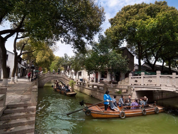 Tongli là một thị trấn sông nước nổi tiếng với những con kênh, những cây cầu đá cổ nằm gần thành phố Tô Châu, Trung Quốc. Thị trấn vẫn còn giữ gìn rất tốt các công trình kiến trúc có từ thời nhà Minh và nhà Thanh. Ảnh: Shutterstock/Tappasan Phurisamrit. Tongli là một thị trấn sông nước nổi tiếng với những con kênh, những cây cầu đá cổ nằm gần thành phố Tô Châu, Trung Quốc. Thị trấn vẫn còn giữ gìn rất tốt các công trình kiến trúc có từ thời nhà Minh và nhà Thanh. Ảnh: Shutterstock/Tappasan Phurisamrit.