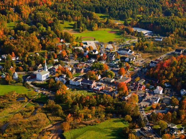 Khu nghỉ mát của Stowe, Vermont (Mỹ), được biết đến với nhiều hoạt động trượt tuyết, đi bộ đường dài, xe đạp leo núi và dịch vụ spa đẳng cấp thế giới. Ảnh: Shutterstock/DonLand. Khu nghỉ mát của Stowe, Vermont (Mỹ), được biết đến với nhiều hoạt động trượt tuyết, đi bộ đường dài, xe đạp leo núi và dịch vụ spa đẳng cấp thế giới. Ảnh: Shutterstock/DonLand.