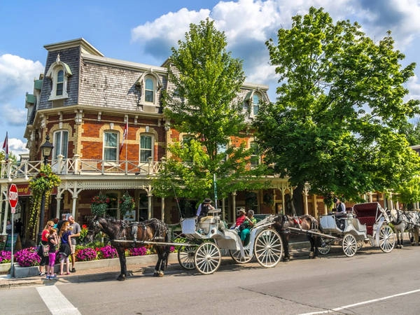Vẻ đẹp yên bình của thị trấn Niagara-on-the-Lake, nằm ở trung tâm vùng rượu vang Ontario, Canada, khiến du khách cảm thấy như thời gian ngừng trôi. Ảnh: Shutterstock/Kiev.Victor/. Vẻ đẹp yên bình của thị trấn Niagara-on-the-Lake, nằm ở trung tâm vùng rượu vang Ontario, Canada, khiến du khách cảm thấy như thời gian ngừng trôi. Ảnh: Shutterstock/Kiev.Victor/.