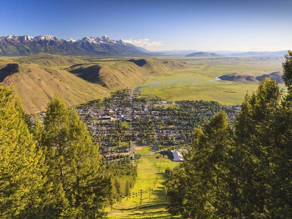 Vào mùa đông, thị trấn Rocky, Jackson, Wyoming (Mỹ) là nơi tập trung của những người yêu trượt tuyết trên núi Rocky. Vào mùa hè, khi tuyết tan, nơi đây nhường chỗ cho các hoạt động thú vị như cắm trại, picnic, các festival âm nhạc. Ảnh: Shutterstock/Jerry Sanchez. Vào mùa đông, thị trấn Rocky, Jackson, Wyoming (Mỹ) là nơi tập trung của những người yêu trượt tuyết trên núi Rocky. Vào mùa hè, khi tuyết tan, nơi đây nhường chỗ cho các hoạt động thú vị như cắm trại, picnic, các festival âm nhạc. Ảnh: Shutterstock/Jerry Sanchez.