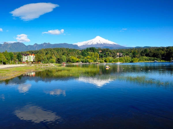 Thị trấn Pucón, nằm nép mình bên cạnh hồ Villarrica, Chile, là điểm đến yêu thích của đông đảo khách du lịch nhờ những bãi tắm cát đen tuyệt đẹp cùng với các hoạt động như chèo thuyền, tắm nước nóng. Ảnh: Shutterstock. Thị trấn Pucón, nằm nép mình bên cạnh hồ Villarrica, Chile, là điểm đến yêu thích của đông đảo khách du lịch nhờ những bãi tắm cát đen tuyệt đẹp cùng với các hoạt động như chèo thuyền, tắm nước nóng. Ảnh: Shutterstock.