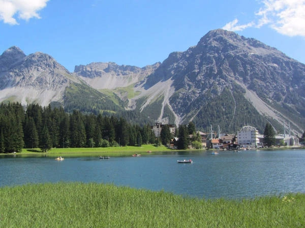 Thị trấn Arosa của Thụy Sĩ nằm dưới chân núi Weisshorn, Hörnli và Schiesshorn, mang đến một khung cảnh tuyệt đẹp với nhiều hoạt động hút khách quanh năm, là nơi lý tưởng cho những người yêu trượt tuyết vào mùa đông và đi bộ đường dài vào mùa hè. Ảnh: Flickr/Stephen Colebourne. Thị trấn Arosa của Thụy Sĩ nằm dưới chân núi Weisshorn, Hörnli và Schiesshorn, mang đến một khung cảnh tuyệt đẹp với nhiều hoạt động hút khách quanh năm, là nơi lý tưởng cho những người yêu trượt tuyết vào mùa đông và đi bộ đường dài vào mùa hè. Ảnh: Flickr/Stephen Colebourne.