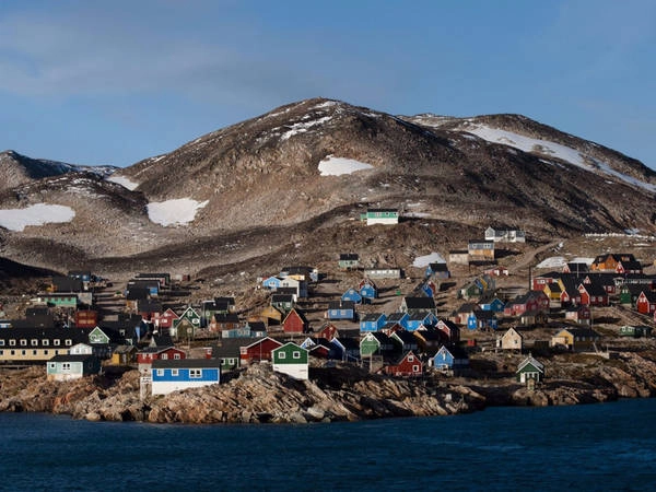 Mặc dù thị trấn Ittoqqortoormiit ở Greenland rất khó để tiếp cận, nhưng vẫn rất thu hút du khách, vì khi đến đây du khách sẽ được hòa mình vào thế giới thiên nhiên hoang dã, nơi có những chú chó kéo xe hay đi thuyền ra hệ thống vịnh đa nhánh lớn nhất thế giới. Ảnh: Shutterstock/Adwo. Mặc dù thị trấn Ittoqqortoormiit ở Greenland rất khó để tiếp cận, nhưng vẫn rất thu hút du khách, vì khi đến đây du khách sẽ được hòa mình vào thế giới thiên nhiên hoang dã, nơi có những chú chó kéo xe hay đi thuyền ra hệ thống vịnh đa nhánh lớn nhất thế giới. Ảnh: Shutterstock/Adwo.