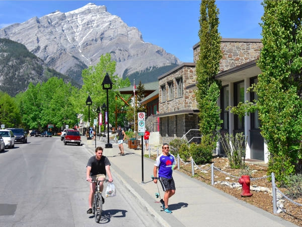 Thị trấn Banff nằm trên ranh giới của Alberta, thuộc Vườn Quốc gia Banff (Canada). Mỗi mùa đông, Banff lại đón một lượng lớn du khách và những người yêu môn trượt tuyết. Ngoài ra, du khách có thể dạo qua các cửa hiệu thời trang, quán cà phê và hơn 200 nhà hàng phục vụ suốt cả năm. Ảnh: Shutterstock/ Lissandra Melo. Thị trấn Banff nằm trên ranh giới của Alberta, thuộc Vườn Quốc gia Banff (Canada). Mỗi mùa đông, Banff lại đón một lượng lớn du khách và những người yêu môn trượt tuyết. Ngoài ra, du khách có thể dạo qua các cửa hiệu thời trang, quán cà phê và hơn 200 nhà hàng phục vụ suốt cả năm. Ảnh: Shutterstock/ Lissandra Melo.
