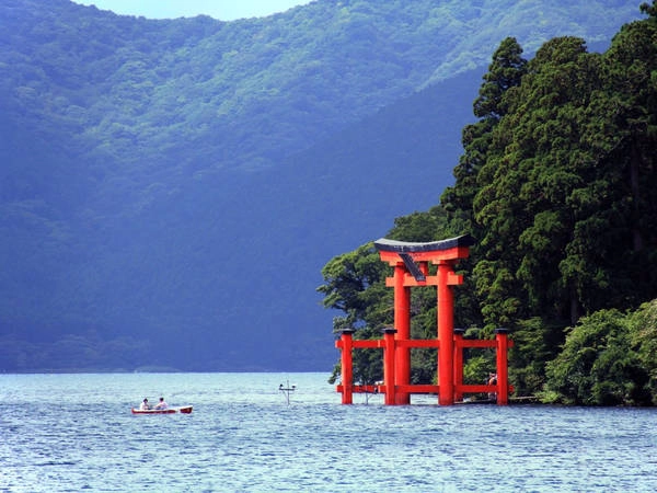 Thị trấn Hakone nằm gần thủ đô Tokyo, Nhật Bản, là một phần của Vườn Quốc gia Fuji-Hakone-Izu. Đến với thị trấn, du khách có thể ngắm nhìn núi Phú Sĩ hùng vĩ, thư giãn trong các suối nước nóng nổi tiếng thế giới và thăm các bảo tàng nghệ thuật. Ngoài ra, các khách sạn, nhà nghỉ mang phong cách kiến trúc truyền thống cũng là một điểm thu hút du khách. Ảnh: Flickr/Toshihiro Oimatsu. Thị trấn Hakone nằm gần thủ đô Tokyo, Nhật Bản, là một phần của Vườn Quốc gia Fuji-Hakone-Izu. Đến với thị trấn, du khách có thể ngắm nhìn núi Phú Sĩ hùng vĩ, thư giãn trong các suối nước nóng nổi tiếng thế giới và thăm các bảo tàng nghệ thuật. Ngoài ra, các khách sạn, nhà nghỉ mang phong cách kiến trúc truyền thống cũng là một điểm thu hút du khách. Ảnh: Flickr/Toshihiro Oimatsu.