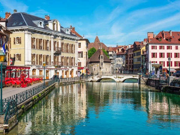 Thị trấn cổ Annecy nằm trên hồ Annecy, Pháp, với những dãy nhà từ thời Trung cổ được sơn màu sắc sặc sỡ tạo cho du khách cảm giác như ngắm nhìn một Venice thu nhỏ. Đến với Annecy, du khách sẽ được tham quan nhà tù cổ Palais de I’lle và lâu đài Château d’Annecy, được coi là biểu tượng của thị trấn. Ảnh: Shutterstock/byvalet. Thị trấn cổ Annecy nằm trên hồ Annecy, Pháp, với những dãy nhà từ thời Trung cổ được sơn màu sắc sặc sỡ tạo cho du khách cảm giác như ngắm nhìn một Venice thu nhỏ. Đến với Annecy, du khách sẽ được tham quan nhà tù cổ Palais de I’lle và lâu đài Château d’Annecy, được coi là biểu tượng của thị trấn. Ảnh: Shutterstock/byvalet.