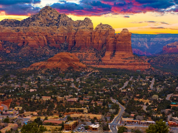 Thị trấn Sedona, Arizona thường có tên trong danh sách các thị trấn nhỏ nhất của nước Mỹ. Tại bất kỳ khách sạn nào trong thị trấn, du khách cũng có thể dễ dàng chiêm ngưỡng những ngọn núi sa thạch hùng vĩ. Đây cũng là nơi lý tưởng cho du khách với nhiều dịch vụ nghỉ dưỡng và những cung đường dành cho người thích đi bộ đường dài. Ảnh: Shutterstock/Josemaria Toscano. Thị trấn Sedona, Arizona thường có tên trong danh sách các thị trấn nhỏ nhất của nước Mỹ. Tại bất kỳ khách sạn nào trong thị trấn, du khách cũng có thể dễ dàng chiêm ngưỡng những ngọn núi sa thạch hùng vĩ. Đây cũng là nơi lý tưởng cho du khách với nhiều dịch vụ nghỉ dưỡng và những cung đường dành cho người thích đi bộ đường dài. Ảnh: Shutterstock/Josemaria Toscano.