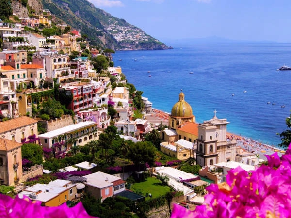 Thị trấn ven biển Positano ở Italy là điểm đến ưa thích của những người nổi tiếng. Vẻ đẹp của sự pha trộn giữa những ngôi nhà nhiều màu sắc như trắng, hồng và vàng kết hợp với màu xanh của nước biển Địa Trung Hải có thể khiến du khách sững sờ. Du khách cũng có thể tản bộ xung quanh và khám phá các cửa hàng thời trang sang trọng, nhà hàng và các con phố đầy sắc màu. Ảnh: Shutterstock. Thị trấn ven biển Positano ở Italy là điểm đến ưa thích của những người nổi tiếng. Vẻ đẹp của sự pha trộn giữa những ngôi nhà nhiều màu sắc như trắng, hồng và vàng kết hợp với màu xanh của nước biển Địa Trung Hải có thể khiến du khách sững sờ. Du khách cũng có thể tản bộ xung quanh và khám phá các cửa hàng thời trang sang trọng, nhà hàng và các con phố đầy sắc màu. Ảnh: Shutterstock.