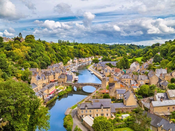 Dinan là một thị trấn đẹp như tranh vẽ ở Brittany, Pháp, nhìn ra con sông Rance thơ mộng. Du khách có thể dạo bước trên những phố và chiêm ngưỡng những tác phẩm nghệ thuật tại các phòng trưng bày và các cửa hàng thủ công. Ảnh: Shutterstock/canadastock. Dinan là một thị trấn đẹp như tranh vẽ ở Brittany, Pháp, nhìn ra con sông Rance thơ mộng. Du khách có thể dạo bước trên những phố và chiêm ngưỡng những tác phẩm nghệ thuật tại các phòng trưng bày và các cửa hàng thủ công. Ảnh: Shutterstock/canadastock.