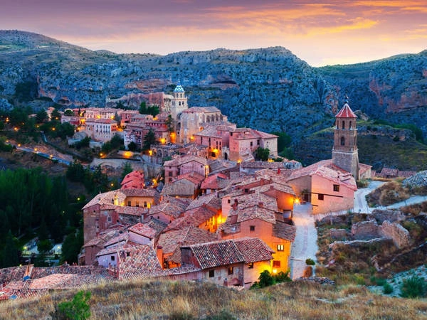 Thị trấn Albarracín nằm trên đỉnh núi phía trên Río Guadalaviar ở tỉnh Teruel của Tây Ban Nha. Đến đây, du khách sẽ có cảm giác như được trở về quá khứ và khám phá những ngôi nhà bằng gỗ, những bức tường pháo đài cổ kính và các con phố như mê cung. Ảnh: Shutterstock/Albarracin. Thị trấn Albarracín nằm trên đỉnh núi phía trên Río Guadalaviar ở tỉnh Teruel của Tây Ban Nha. Đến đây, du khách sẽ có cảm giác như được trở về quá khứ và khám phá những ngôi nhà bằng gỗ, những bức tường pháo đài cổ kính và các con phố như mê cung. Ảnh: Shutterstock/Albarracin.
