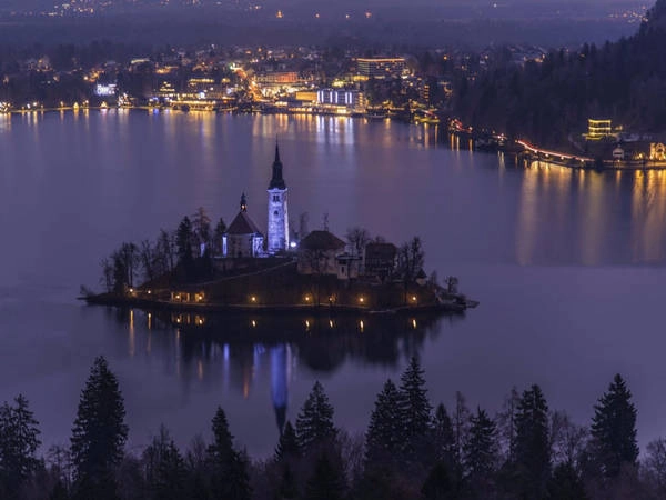 Thị trấn du lịch Bled của Slovenia, được biết đến với nhiều cảnh đẹp quyến rũ. Đặc trưng của thị trấn Bled là một nhà thờ nằm trên một đảo nhỏ giữa hồ, lâu đài có từ thời Trung cổ nằm trên một vách đá và những đỉnh núi hùng vĩ thuộc dãy Julian Alps. Bled được yêu thích nhờ bầu không khí lãng mạn và các hoạt động như đi bộ đường dài, đạp xe và chèo xuồng. Ảnh: Shutterstock/Ales Krivec. Thị trấn du lịch Bled của Slovenia, được biết đến với nhiều cảnh đẹp quyến rũ. Đặc trưng của thị trấn Bled là một nhà thờ nằm trên một đảo nhỏ giữa hồ, lâu đài có từ thời Trung cổ nằm trên một vách đá và những đỉnh núi hùng vĩ thuộc dãy Julian Alps. Bled được yêu thích nhờ bầu không khí lãng mạn và các hoạt động như đi bộ đường dài, đạp xe và chèo xuồng. Ảnh: Shutterstock/Ales Krivec.