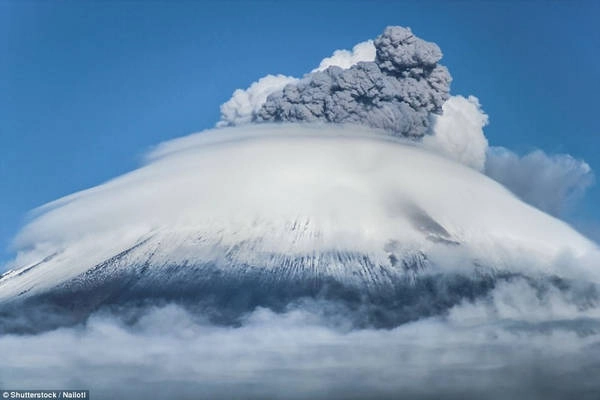 Một đám mây khổng lồ hình nón phủ lên núi lửa Popocatepetl ở Mexico. Một đám mây khổng lồ hình nón phủ lên núi lửa Popocatepetl ở Mexico.