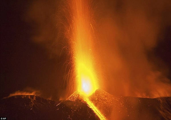 Etna, núi lửa hoạt động mạnh nhất châu Âu, nằm gần Catania (Italy), phun nham thạch vào tháng 2. Etna, núi lửa hoạt động mạnh nhất châu Âu, nằm gần Catania (Italy), phun nham thạch vào tháng 2.
