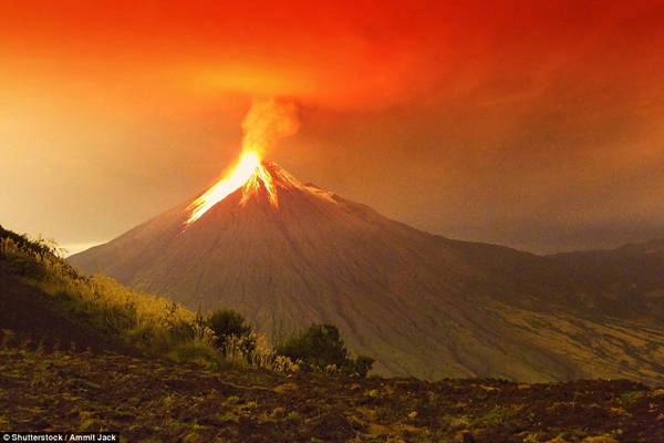 Bức ảnh ấn tượng này chụp núi Tungurahua ở Ecuador vào năm 2011. Bức ảnh ấn tượng này chụp núi Tungurahua ở Ecuador vào năm 2011.