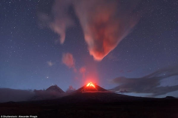 Núi lửa Klyuchevskaya Sopka (bán đảo Kamchatka, Nga) phun trào trong đêm. Núi lửa Klyuchevskaya Sopka (bán đảo Kamchatka, Nga) phun trào trong đêm.