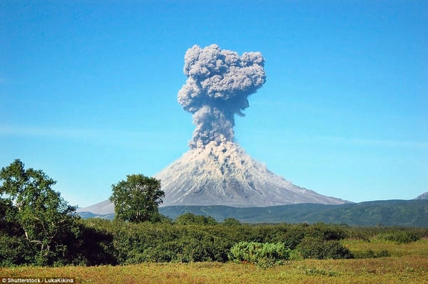 Hình ảnh núi lửa Karymsky ở bán đảo Kamchatka càng trở lên ấn tượng trên nền trời xanh. Hình ảnh núi lửa Karymsky ở bán đảo Kamchatka càng trở lên ấn tượng trên nền trời xanh.