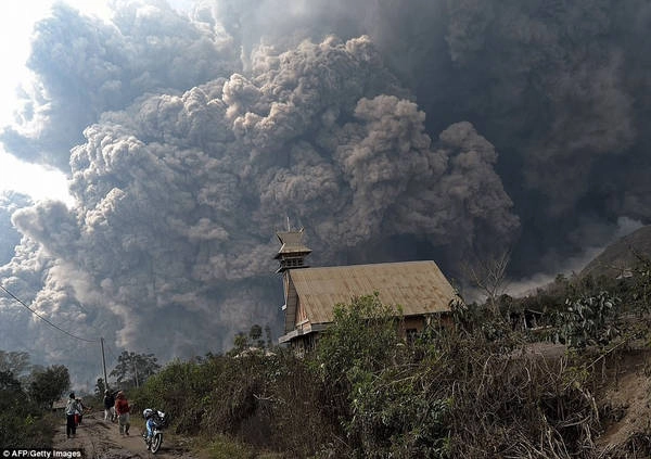 Một đám tro bụi núi lửa phủ lên khu Karo thuộc đảo Sumatra (Indonesia) trong vụ phun trào của núi Sinabung vào tháng 2/2014. Một đám tro bụi núi lửa phủ lên khu Karo thuộc đảo Sumatra (Indonesia) trong vụ phun trào của núi Sinabung vào tháng 2/2014.