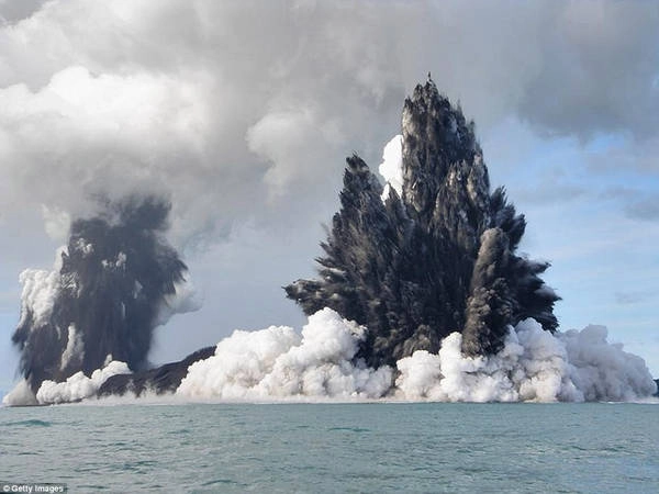 Núi lửa dưới biển ngoài khơi Tonga phun trào vào tháng 3/2009. Cột hơi nước, tro và khỏi phun cao tới 100 m. Đây là một trong số 36 núi lửa dưới nước tập trung dày đặc ở khu vực này. Núi lửa dưới biển ngoài khơi Tonga phun trào vào tháng 3/2009. Cột hơi nước, tro và khỏi phun cao tới 100 m. Đây là một trong số 36 núi lửa dưới nước tập trung dày đặc ở khu vực này.