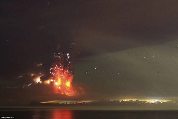 Khói, sét và nham thạch tạo ra khung cảnh kỳ vĩ trên núi lửa Calbuco khi nhìn từ hồ Llanquihue (Puerto Varas, Chile). Ngọn núi này đã phun trào trở lại vào năm 2015, sau năm thập kỷ nằm im, tạo cột tro và khói lan rộng hàng cây số. Khói, sét và nham thạch tạo ra khung cảnh kỳ vĩ trên núi lửa Calbuco khi nhìn từ hồ Llanquihue (Puerto Varas, Chile). Ngọn núi này đã phun trào trở lại vào năm 2015, sau năm thập kỷ nằm im, tạo cột tro và khói lan rộng hàng cây số.