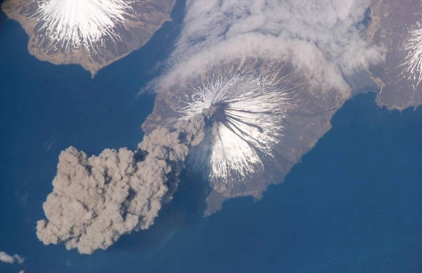 Núi lửa Cleveland thuộc quần đảo Aleutian (Alaska, Mỹ) năm 2006 được một phi hành gia trên Trạm vũ trụ quốc tế ghi lại. Núi lửa Cleveland thuộc quần đảo Aleutian (Alaska, Mỹ) năm 2006 được một phi hành gia trên Trạm vũ trụ quốc tế ghi lại.