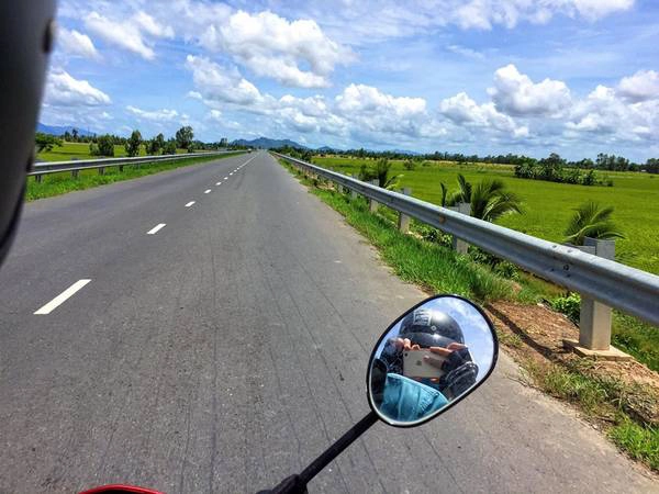 Theo Bao Nguyen, vì là dân mê phượt nên mình chọn xe máy để di chuyển đến Hà Tiên. Vừa có thể chủ động thời gian vừa vi vu trên đường. Những con đường thẳng tấp khi đi qua vùng 7 núi An Giang để đến bến tàu Hà Tiên.