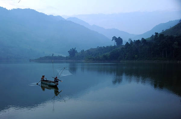 Bà con người dân tộc Dao đốt đuốc soi cá khi trời sẩm tối